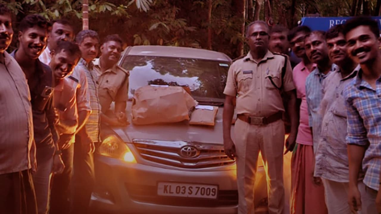 ഇന്നോവ കാറിലെത്തിയ യുവാക്കൾ, ചെങ്ങന്നൂരിൽ പരിശോധന കണ്ട് വണ്ടിനിർത്തി ഓടി; കിട്ടിയത് 6.5 കിലോ കഞ്ചാവ് ഇന്നോവ കാറിലെത്തിയ യുവാക്കൾ, ചെങ്ങന്നൂരിൽ പരിശോധന കണ്ട് വണ്ടിനിർത്തി ഓടി; കിട്ടിയത് 6.5 കിലോ കഞ്ചാവ്