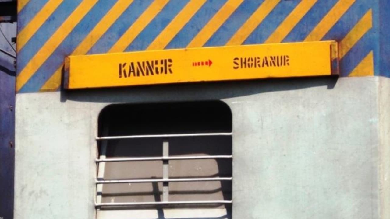 കൊയിലാണ്ടിയിലെത്തിയ കണ്ണൂർ ഷൊർണൂർ ട്രെയിനിൻ്റെ അടിവശത്ത് തീ; റെയിൽവെ ജീവനക്കാർ തീയണച്ചു