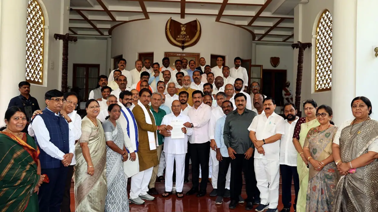 ಗ್ಯಾರಂಟಿ ಅನುಷ್ಠಾನ ಸಮಿತಿಗೆ ಕಾಂಗ್ರೆಸ್ ನಾಯಕರ ನೇಮಕ: ಗೌರ್ನರ್ಗೆ ದೂರು ಗ್ಯಾರಂಟಿ ಅನುಷ್ಠಾನ ಸಮಿತಿಗೆ ಕಾಂಗ್ರೆಸ್ ನಾಯಕರ ನೇಮಕ: ಗೌರ್ನರ್ಗೆ ದೂರು