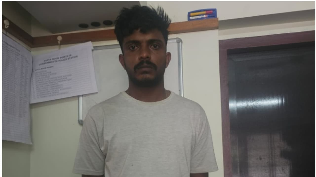 കറുത്ത ബാഗുമായി റോഡിൽനിന്ന യുവാവിനെ കണ്ട് സംശയം; വാഹന പരിശോധന നടത്തുകയായിരുന്ന പൊലീസ് കണ്ടെത്തിയത് ഹാഷിഷ് ഓയിൽ കറുത്ത ബാഗുമായി റോഡിൽനിന്ന യുവാവിനെ കണ്ട് സംശയം; വാഹന പരിശോധന നടത്തുകയായിരുന്ന പൊലീസ് കണ്ടെത്തിയത് ഹാഷിഷ് ഓയിൽ