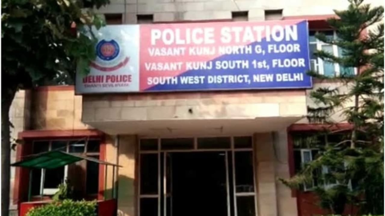 ഇൻസ്റ്റഗ്രാം സുഹൃത്തിനെ കാണാൻ ഡൽഹിയിലെത്തിയ യു.കെ സ്വദേശിനി ഹോട്ടലിൽ പീഡനത്തിനിരയായെന്ന് പരാതി ഇൻസ്റ്റഗ്രാം സുഹൃത്തിനെ കാണാൻ ഡൽഹിയിലെത്തിയ യു.കെ സ്വദേശിനി ഹോട്ടലിൽ പീഡനത്തിനിരയായെന്ന് പരാതി