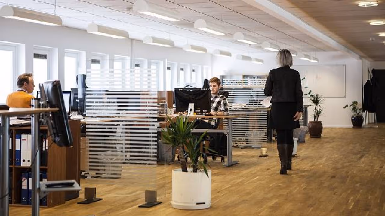 തുടർച്ചയായി 3 വർഷം 5 മിനിറ്റ് നേരത്തെ ഓഫീസിലെത്തി, കേസ് കൊടുത്തു, തൊഴിലാളികൾക്ക് 58 ലക്ഷം നൽകാൻ വിധി തുടർച്ചയായി 3 വർഷം 5 മിനിറ്റ് നേരത്തെ ഓഫീസിലെത്തി, കേസ് കൊടുത്തു, തൊഴിലാളികൾക്ക് 58 ലക്ഷം നൽകാൻ വിധി