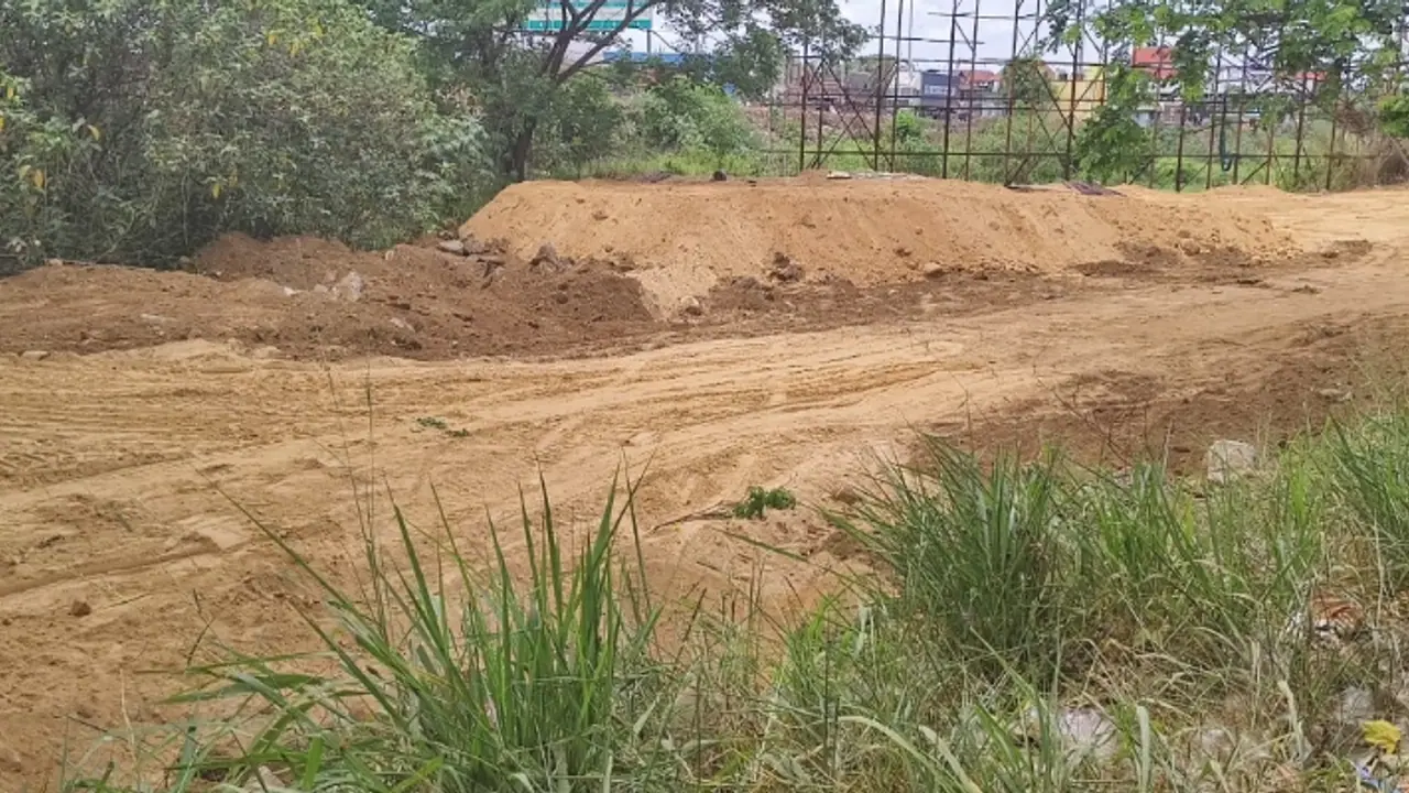 അടിപ്പാത നിർമ്മാണത്തിന്റെ മറവിൽ മണ്ണുമായി എത്തിയത് ടോറസ് ലോറികൾ, തണ്ണീർത്തടം കരയായത് അവധി ദിവസങ്ങളിൽ