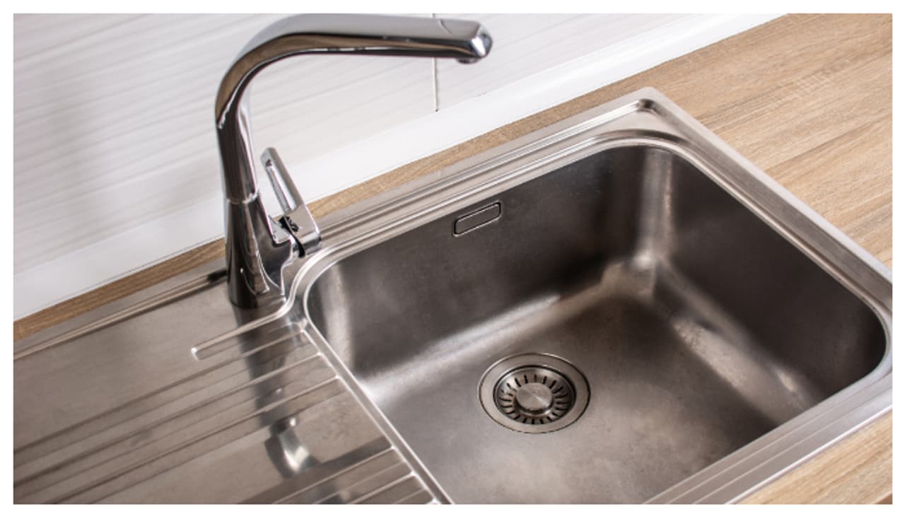 സിങ്ക് എളുപ്പത്തിൽ വൃത്തിയാക്കാം; ഇങ്ങനെ ചെയ്താൽ മതി