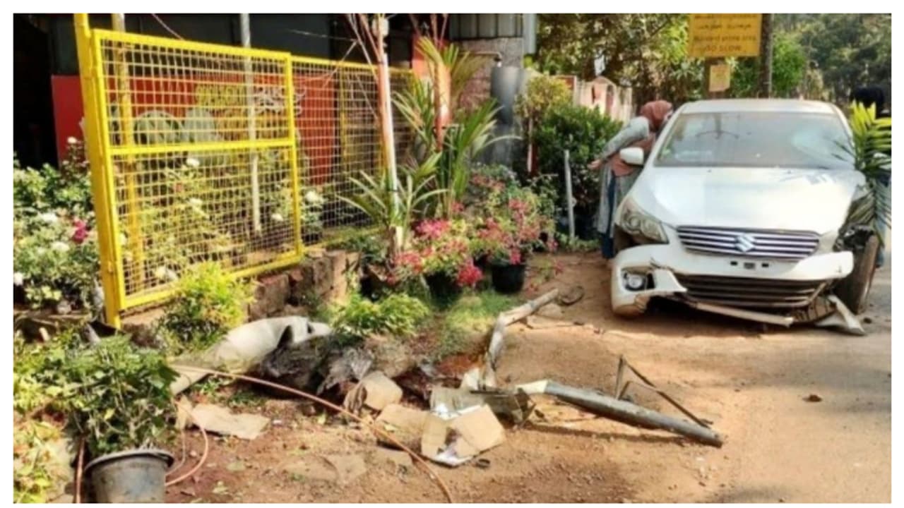 അമിത വേഗതയില് എത്തിയ സ്വിഫ്റ്റ് ഡിസയര് കാര് നിയന്ത്രണം വിട്ട് ഇടിച്ചുകയറിയത് നഴ്സറിയിലേക്ക് അമിത വേഗതയില് എത്തിയ സ്വിഫ്റ്റ് ഡിസയര് കാര് നിയന്ത്രണം വിട്ട് ഇടിച്ചുകയറിയത് നഴ്സറിയിലേക്ക്