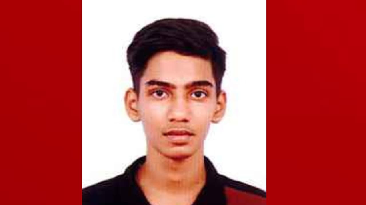 കോളേജ് വിട്ട് മടങ്ങുമ്പോൾ അപകടം:സ്കൂട്ടറുമായി ഇടിച്ച് നിയന്ത്രണം വിട്ട ബൈക്ക് പോസ്റ്റിലിടിച്ച് യുവാവ് മരിച്ചു കോളേജ് വിട്ട് മടങ്ങുമ്പോൾ അപകടം:സ്കൂട്ടറുമായി ഇടിച്ച് നിയന്ത്രണം വിട്ട ബൈക്ക് പോസ്റ്റിലിടിച്ച് യുവാവ് മരിച്ചു