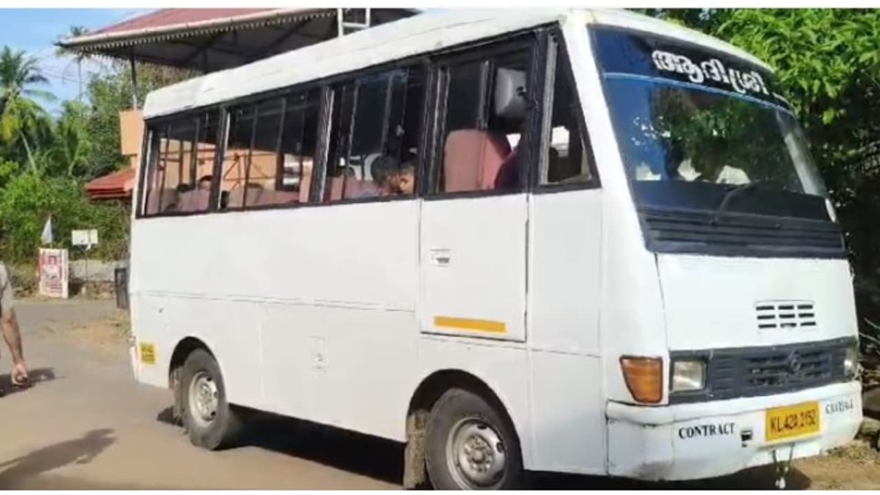 ഫിറ്റ്നസില്ല, സ്കൂൾ കുട്ടികളുമായി പോയ സ്കൂൾ ബസ് പിടിച്ചെടുത്തു, ഡ്രൈവർക്കെതിരെ കേസ് 