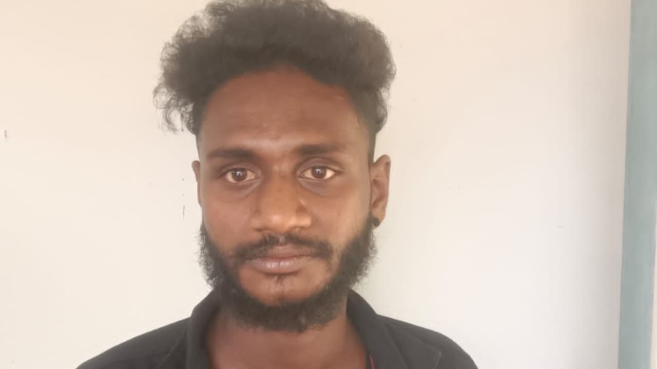 കര്ണാടക ഭാഗത്തുനിന്ന് ചെക്ക് പോസ്റ്റ് വഴി കൂളായി നടന്നുവരുന്ന യുവാവ്, തടഞ്ഞുനിര്ത്തി പരിശോധിച്ചപ്പോൾ കഞ്ചാവ് കര്ണാടക ഭാഗത്തുനിന്ന് ചെക്ക് പോസ്റ്റ് വഴി കൂളായി നടന്നുവരുന്ന യുവാവ്, തടഞ്ഞുനിര്ത്തി പരിശോധിച്ചപ്പോൾ കഞ്ചാവ്