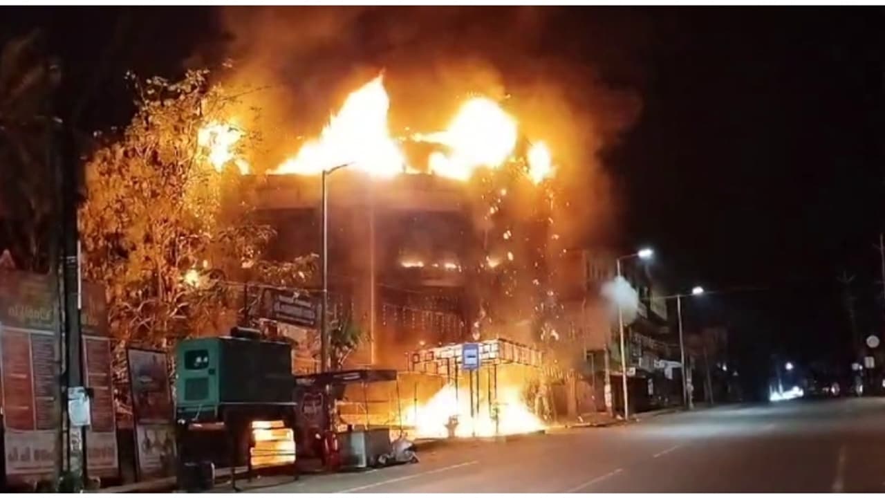 ബാലുശ്ശേരിയിൽ വ്യാപാര സ്ഥാപനത്തിന് തീ പിടിച്ചു, പൂർണ്ണമായും കത്തി നശിച്ചു ബാലുശ്ശേരിയിൽ വ്യാപാര സ്ഥാപനത്തിന് തീ പിടിച്ചു, പൂർണ്ണമായും കത്തി നശിച്ചു