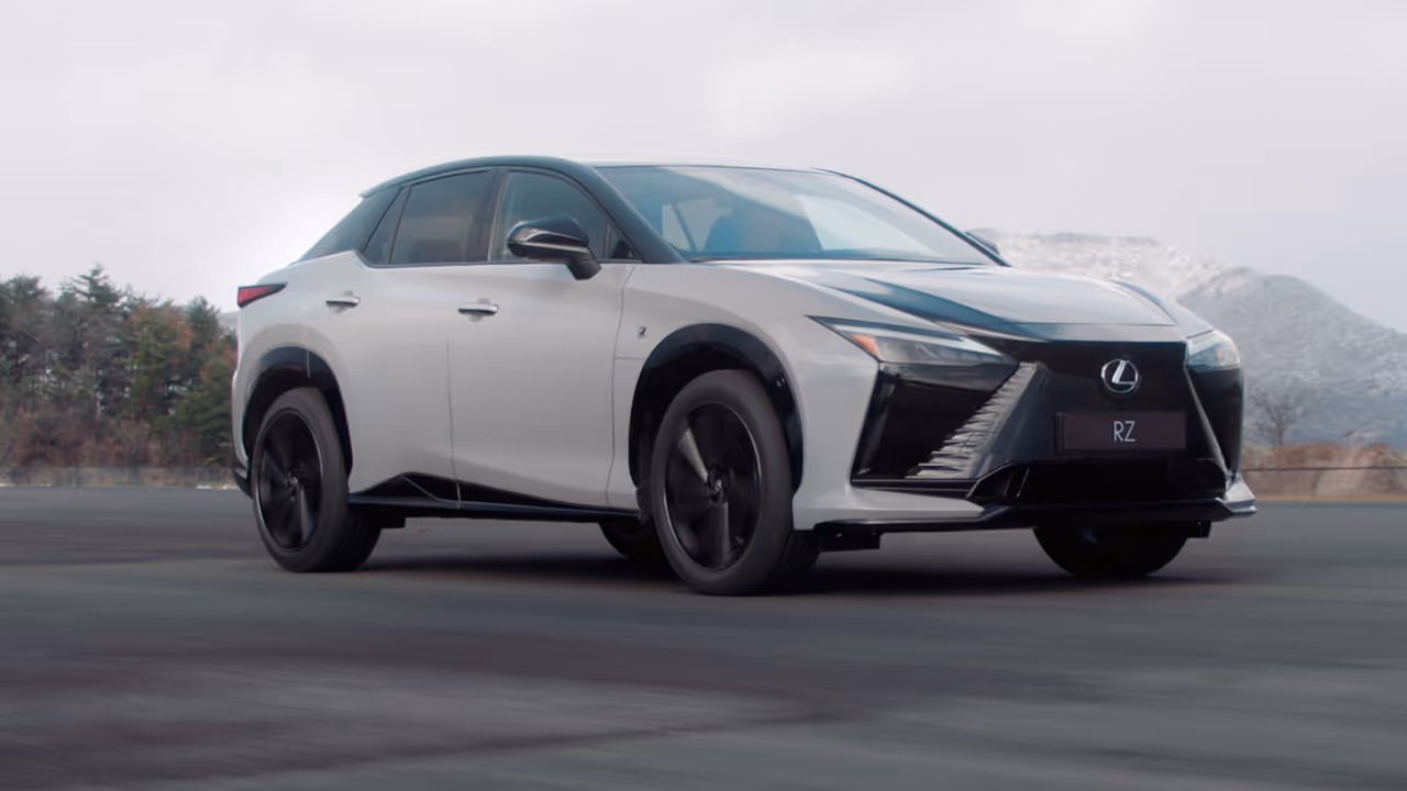 இப்படி பண்ண யாருதான் கார் வாங்காம இருப்பாங்க; லெக்சஸ் RZ 550e விற்காக எடுத்த புது முயற்சி!