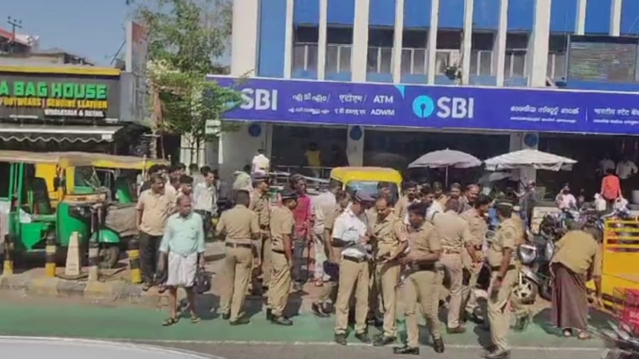 അപകടം മത്സര ഓട്ടത്തിനിടെ; കൊച്ചിയിൽ ബസുകൾക്ക് ഇടയിൽപെട്ട് ബൈക്ക് യാത്രിക മരിച്ചു, ഭർത്താവിന് ഗുരുതര പരുക്ക് അപകടം മത്സര ഓട്ടത്തിനിടെ; കൊച്ചിയിൽ ബസുകൾക്ക് ഇടയിൽപെട്ട് ബൈക്ക് യാത്രിക മരിച്ചു, ഭർത്താവിന് ഗുരുതര പരുക്ക്