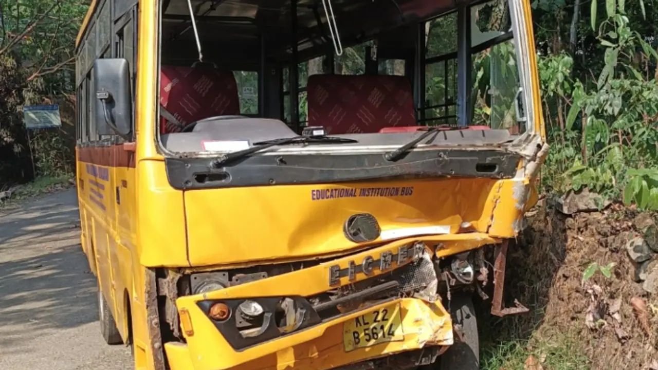 ഇറക്കത്തിൽ വെച്ച് സ്കൂള്‍ ബസിന്‍റെ ബ്രേക്ക് നഷ്ടപ്പെട്ടു, നിയന്ത്രണം വിട്ട് മതിലിൽ ഇടിച്ചു, 3 പേർക്ക് പരിക്ക്