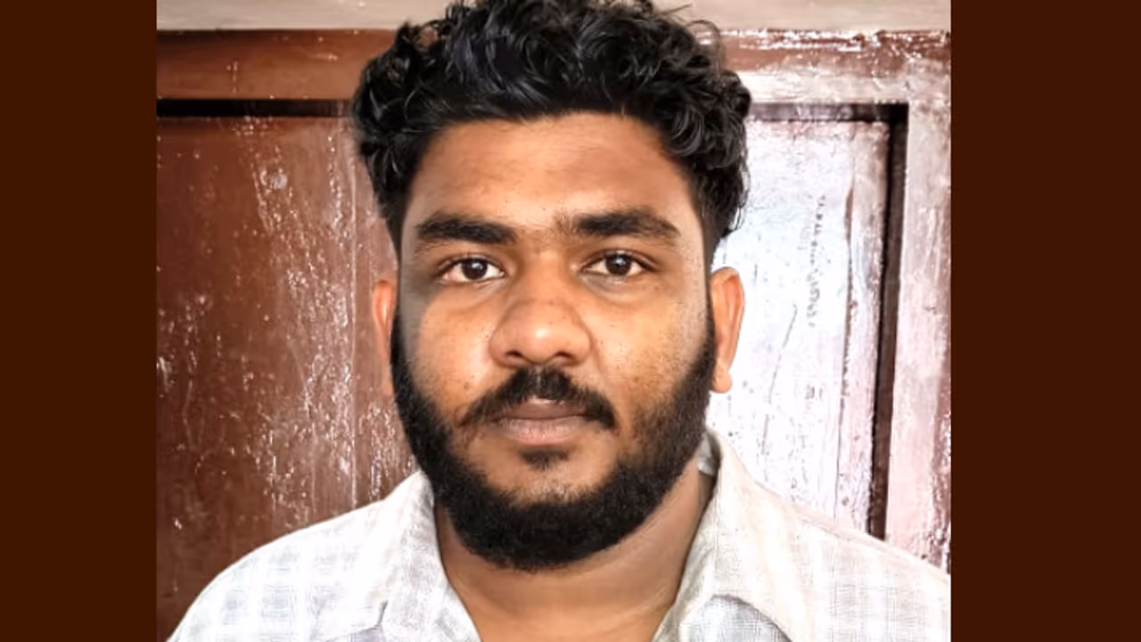 സൗദിയിൽ പോകാൻ നെടുമ്പാശ്ശേരിയിലെത്തിയപ്പോൾ പിടിവീണു; പിൻനമ്പർ വാങ്ങി ലക്ഷങ്ങൾ പിൻവലിച്ച 24കാരൻ അറസ്റ്റിൽ സൗദിയിൽ പോകാൻ നെടുമ്പാശ്ശേരിയിലെത്തിയപ്പോൾ പിടിവീണു; പിൻനമ്പർ വാങ്ങി ലക്ഷങ്ങൾ പിൻവലിച്ച 24കാരൻ അറസ്റ്റിൽ