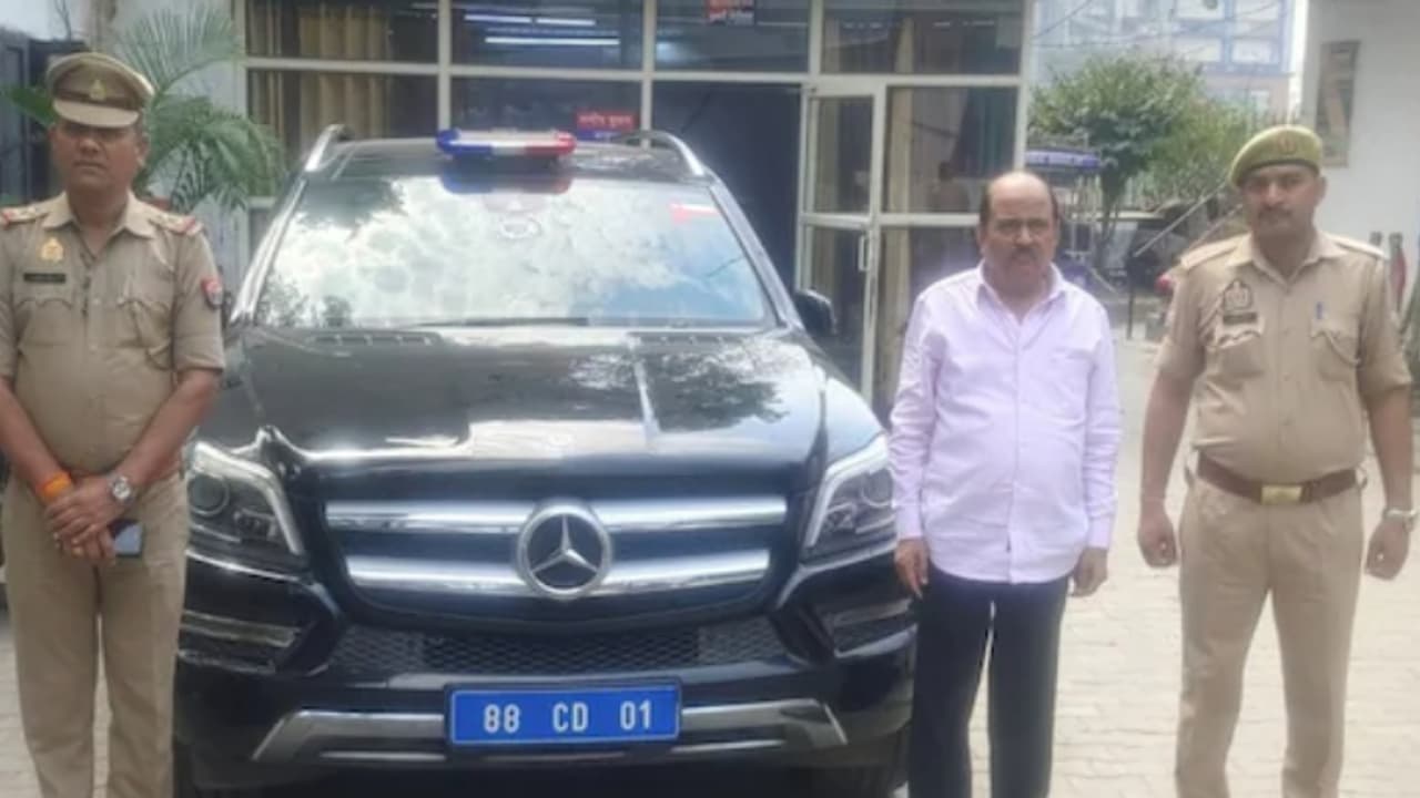 കത്തിലെ ആ ചെറിയ തെറ്റിൽ പിടിച്ച് പൊലീസ് അന്വേഷണം; ഒമാൻ 'ഹൈകമ്മീഷണ'റായി ആൾമാറാട്ടം നടത്തിയ പ്രൊഫസർ പിടിയിൽ കത്തിലെ ആ ചെറിയ തെറ്റിൽ പിടിച്ച് പൊലീസ് അന്വേഷണം; ഒമാൻ 'ഹൈകമ്മീഷണ'റായി ആൾമാറാട്ടം നടത്തിയ പ്രൊഫസർ പിടിയിൽ