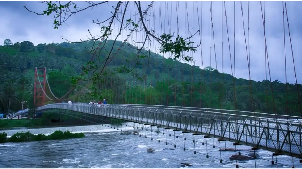 വൺ ഡേ ട്രിപ്പിന് ഇവിടം സെറ്റാണ്! ഡാമും തൂക്കുപാലവും കണ്ട് ഒരു കുളിയും പാസാക്കാം; പോകാം തുമ്പൂർമുഴിയിലേക്ക് 