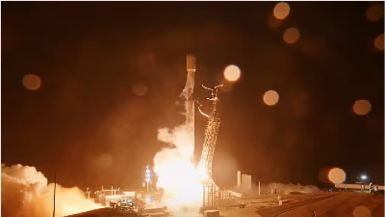 യുഎഇയുടെ പുതിയ ഉപഗ്രഹം വിജയകരമായി വിക്ഷേപിച്ചു യുഎഇയുടെ പുതിയ ഉപഗ്രഹം വിജയകരമായി വിക്ഷേപിച്ചു