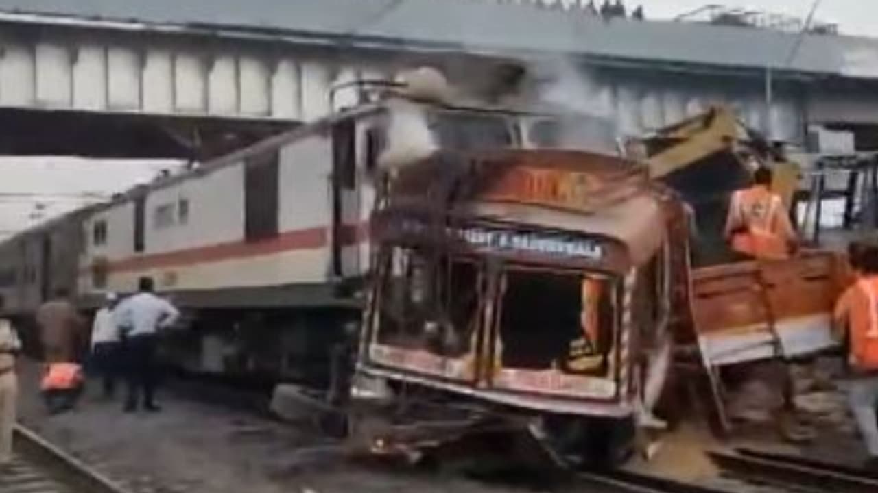 ലെവൽക്രോസ് തകർത്ത ട്രെക്കിനെ രണ്ടായി പിളർത്തി അമരാവതി എക്സ്പ്രസ്, ലോക്കോപൈലറ്റിന്റെ ജാഗ്രത തുണയായി ലെവൽക്രോസ് തകർത്ത ട്രെക്കിനെ രണ്ടായി പിളർത്തി അമരാവതി എക്സ്പ്രസ്, ലോക്കോപൈലറ്റിന്റെ ജാഗ്രത തുണയായി