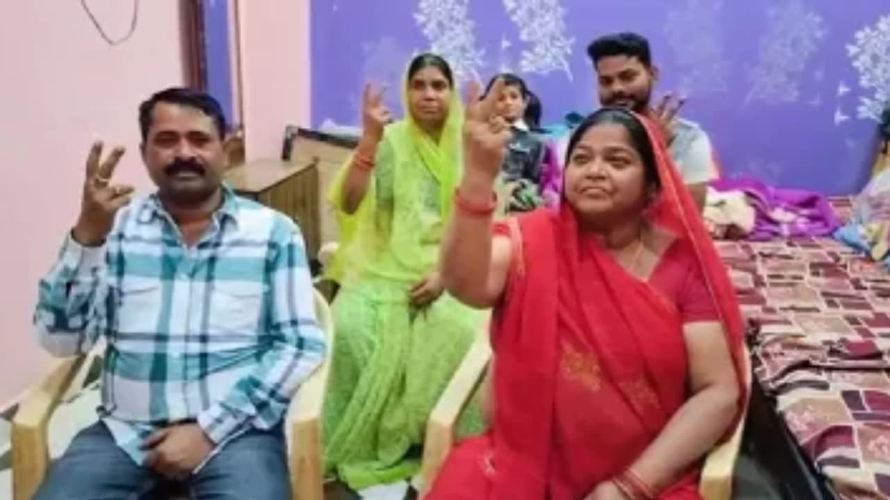 கும்பமேளாவில் படகோட்டியின் ₹30 கோடி வருவாய்க்கு ₹12.8 கோடி வரி அறிவிப்பு.. அதிர்ச்சியில் குடும்பத்தினர்! கும்பமேளாவில் படகோட்டியின் ₹30 கோடி வருவாய்க்கு ₹12.8 கோடி வரி அறிவிப்பு.. அதிர்ச்சியில் குடும்பத்தினர்!