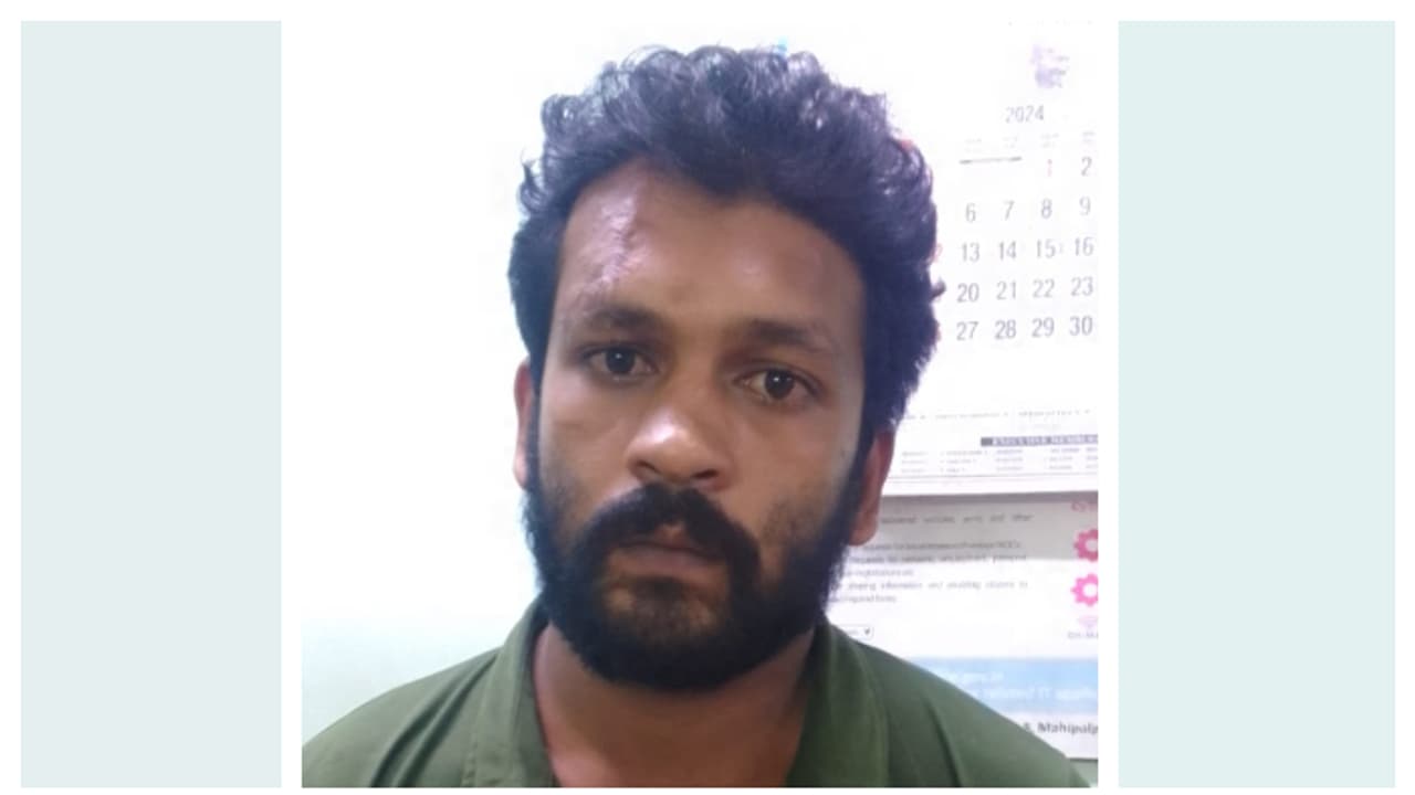 ഹെൽമറ്റുപയോ​ഗിച്ച് എസ്ഐയെ അടിച്ചു, സീറ്റ് വലിച്ചുകീറി; പൊലീസ് ജീപ്പിൽ റൗഡിയുടെ പരാക്രമം, പൊലീസുകാർക്ക് പരിക്ക്