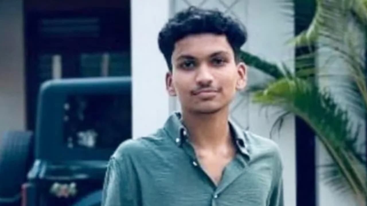 കുറ്റ്യാടിയിൽ ജോലി സ്ഥലത്ത് നിന്ന് അമ്മയെ ബൈക്കില് കയറ്റി വീട്ടിലേക്ക് പോകവേ മകന് കാറിടിച്ച് മരിച്ചു കുറ്റ്യാടിയിൽ ജോലി സ്ഥലത്ത് നിന്ന് അമ്മയെ ബൈക്കില് കയറ്റി വീട്ടിലേക്ക് പോകവേ മകന് കാറിടിച്ച് മരിച്ചു