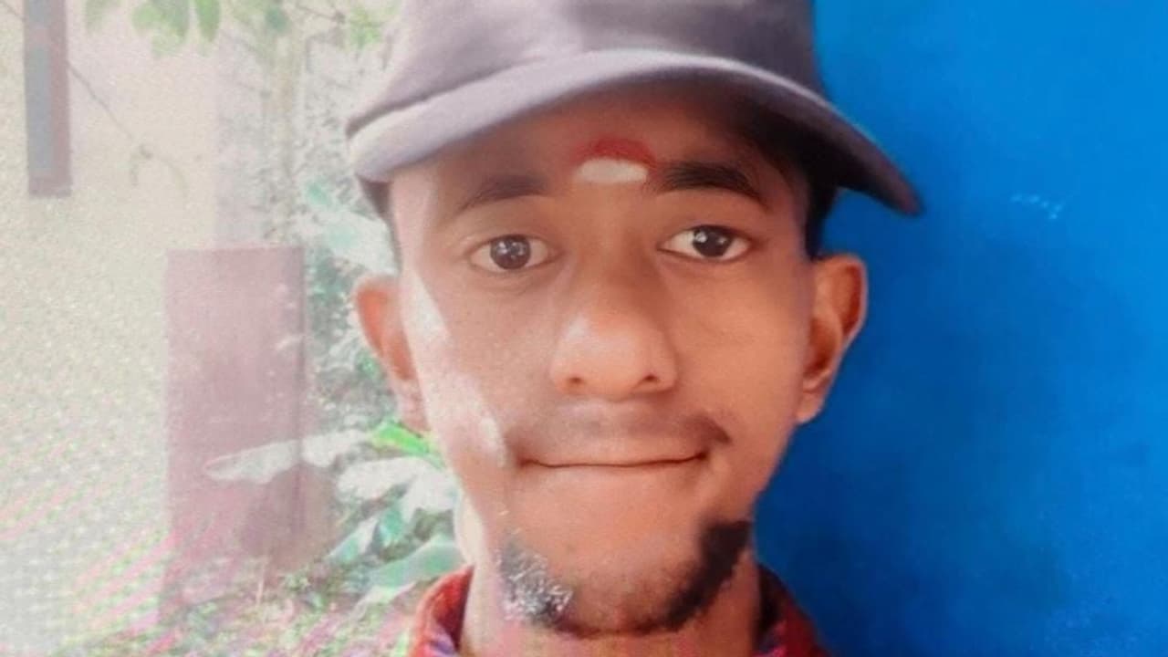 അമിത വേഗത്തിലെത്തിയ ബസ് സ്കൂട്ടറിനെ മറികടക്കുന്നതിനിടെ ഇടിച്ചു, ആറ്റിങ്ങലിൽ ഭിന്നശേഷിക്കാരന് ദാരുണാന്ത്യം അമിത വേഗത്തിലെത്തിയ ബസ് സ്കൂട്ടറിനെ മറികടക്കുന്നതിനിടെ ഇടിച്ചു, ആറ്റിങ്ങലിൽ ഭിന്നശേഷിക്കാരന് ദാരുണാന്ത്യം