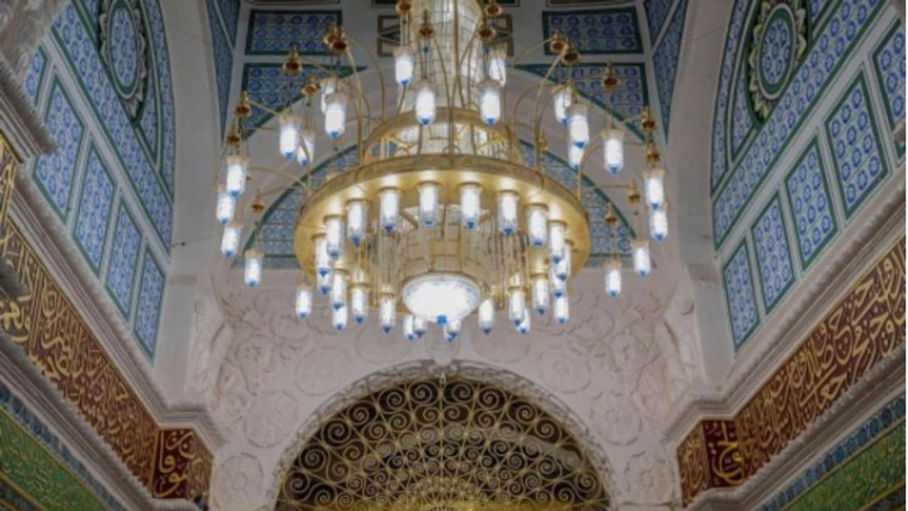 പ്രവാചക പള്ളിയെ ആകർഷണീയമാക്കി 30 തരം അലങ്കാര വിളക്കുകൾ 