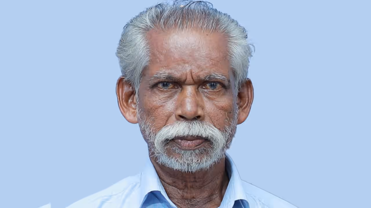 ചക്ക പറിക്കുന്നതിനിടെ ഇരുമ്പ് തോട്ടി വൈദ്യുതി ലൈനിൽ തട്ടി ഷോക്കടിച്ചു; ഗൃഹനാഥൻ മരിച്ചു ചക്ക പറിക്കുന്നതിനിടെ ഇരുമ്പ് തോട്ടി വൈദ്യുതി ലൈനിൽ തട്ടി ഷോക്കടിച്ചു; ഗൃഹനാഥൻ മരിച്ചു