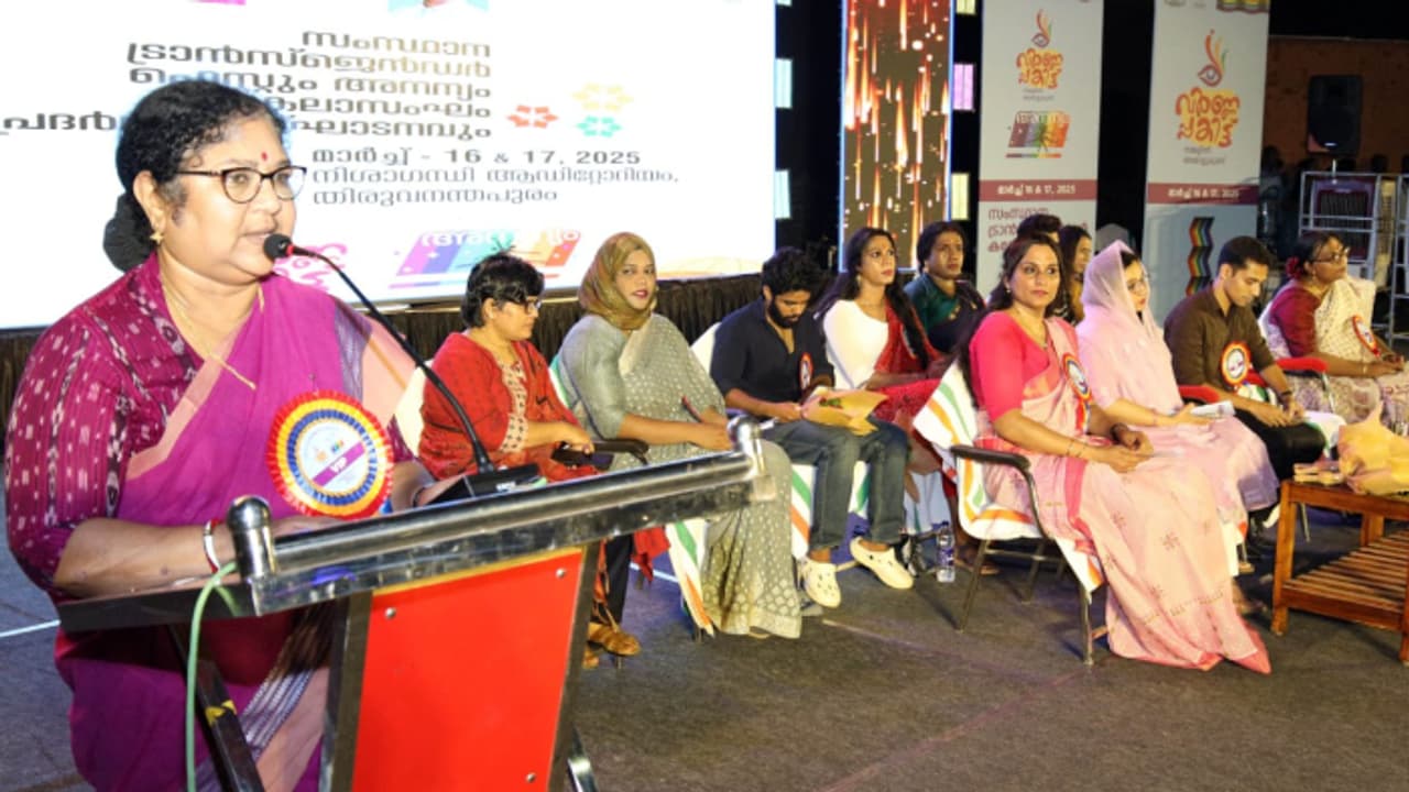 'അന്തസ്സ് ഉയർത്തിപ്പിടിച്ച് ജീവിക്കാൻ ട്രാൻസ് സമൂഹത്തിനും അവകാശമുണ്ട്', വര്ണപ്പകിട്ടിന് വര്ണാഭമായ തുടക്കം 'അന്തസ്സ് ഉയർത്തിപ്പിടിച്ച് ജീവിക്കാൻ ട്രാൻസ് സമൂഹത്തിനും അവകാശമുണ്ട്', വര്ണപ്പകിട്ടിന് വര്ണാഭമായ തുടക്കം