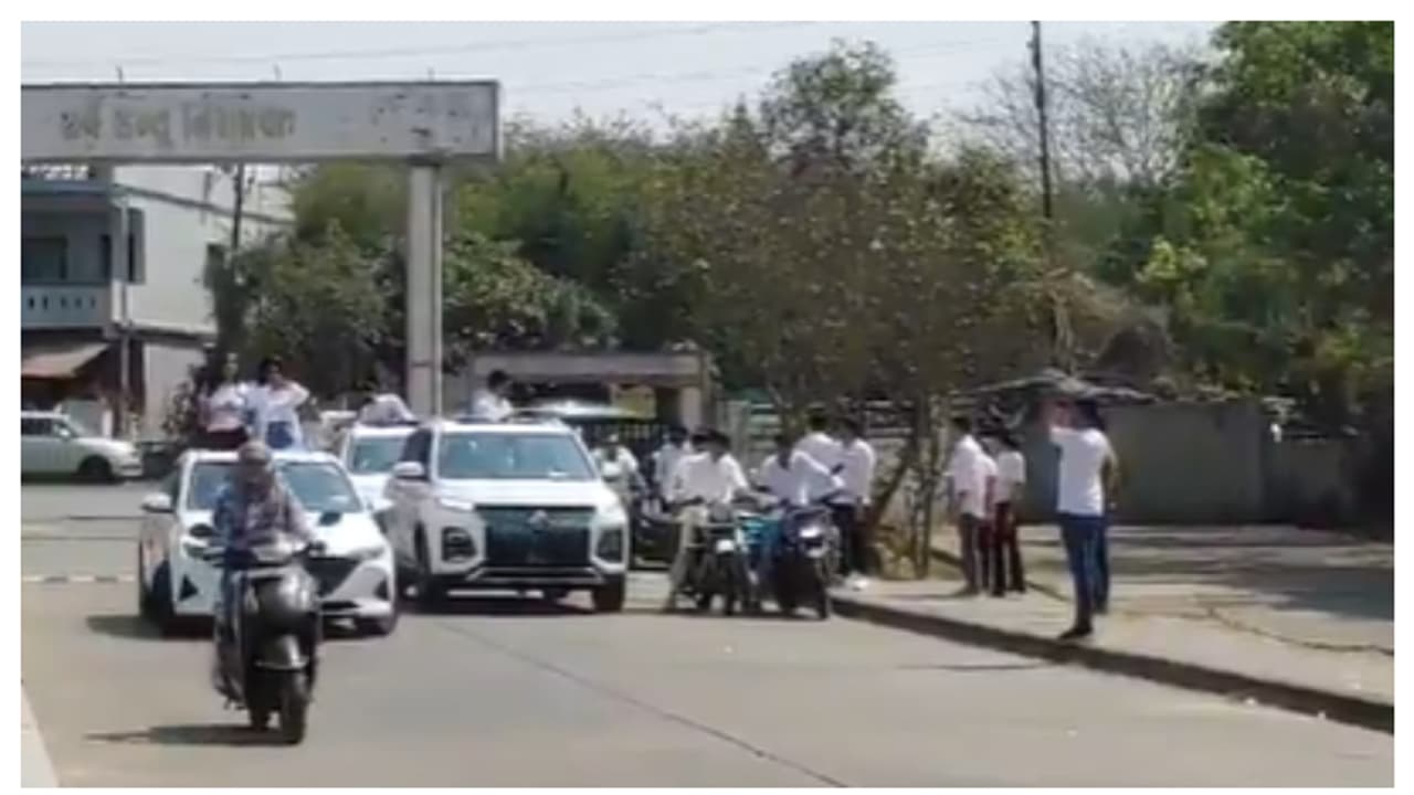 ആശുപത്രിക്ക് സമീപം മെഡിക്കൽ വിദ്യാര്ത്ഥികളുടെ ഡിജെ, കാറിൽ അഭ്യാസ പ്രകടനം;അന്വേഷണത്തിന് ഉത്തരവിട്ടതായി പൊലീസ് ആശുപത്രിക്ക് സമീപം മെഡിക്കൽ വിദ്യാര്ത്ഥികളുടെ ഡിജെ, കാറിൽ അഭ്യാസ പ്രകടനം;അന്വേഷണത്തിന് ഉത്തരവിട്ടതായി പൊലീസ്