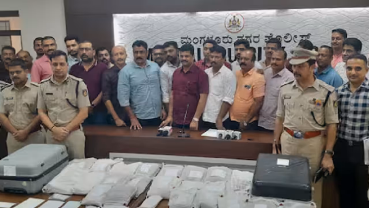 ರಾಜ್ಯದ ಇತಿಹಾಸದಲ್ಲೇ ದೊಡ್ಡ ಡ್ರಗ್ಸ್ ಬೇಟೆ: ಮಂಗಳೂರು ಸಿಸಿಬಿ ಪೊಲೀಸರಿಂದ 75 ಕೋಟಿ ಮಾಲು ವಶ ರಾಜ್ಯದ ಇತಿಹಾಸದಲ್ಲೇ ದೊಡ್ಡ ಡ್ರಗ್ಸ್ ಬೇಟೆ: ಮಂಗಳೂರು ಸಿಸಿಬಿ ಪೊಲೀಸರಿಂದ 75 ಕೋಟಿ ಮಾಲು ವಶ