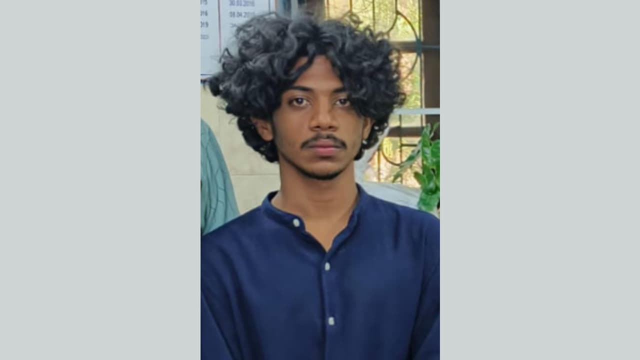 ഐലൻഡ് എക്സ്പ്രസിലെ യാത്രക്കാരൻ, രാസലഹരിയുമായി കോയമ്പത്തൂർ റെയിൽവേ സ്റ്റേഷനിൽ മലയാളി യുവാവ് പിടിയിൽ ഐലൻഡ് എക്സ്പ്രസിലെ യാത്രക്കാരൻ, രാസലഹരിയുമായി കോയമ്പത്തൂർ റെയിൽവേ സ്റ്റേഷനിൽ മലയാളി യുവാവ് പിടിയിൽ