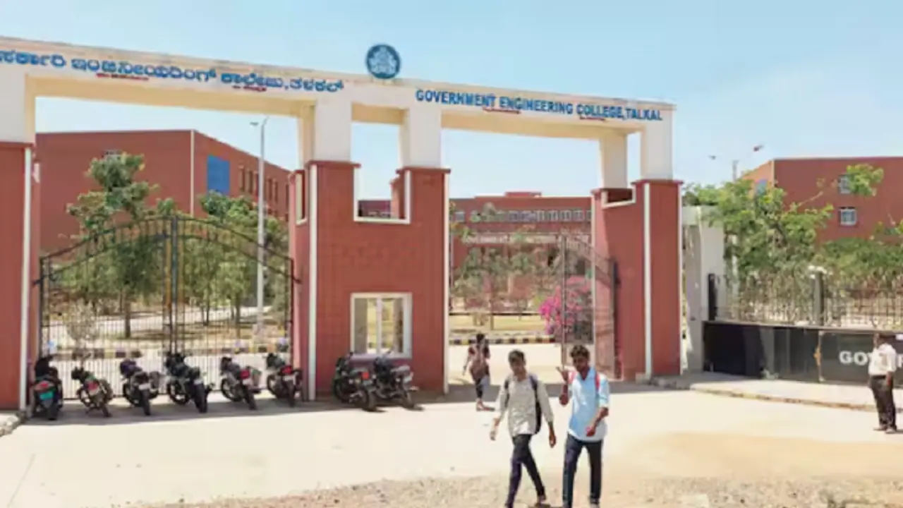 ಕನಿಷ್ಠ ಸೌಲಭ್ಯಗಳೂ ಇಲ್ಲದೆ ಸೊರಗುತ್ತಿದೆ ಕೊಪ್ಪಳ ವಿವಿ: ಕುಲಪತಿ ಸಂಚಾರಕ್ಕೆ ಕಾರೂ ಇಲ್ಲ!