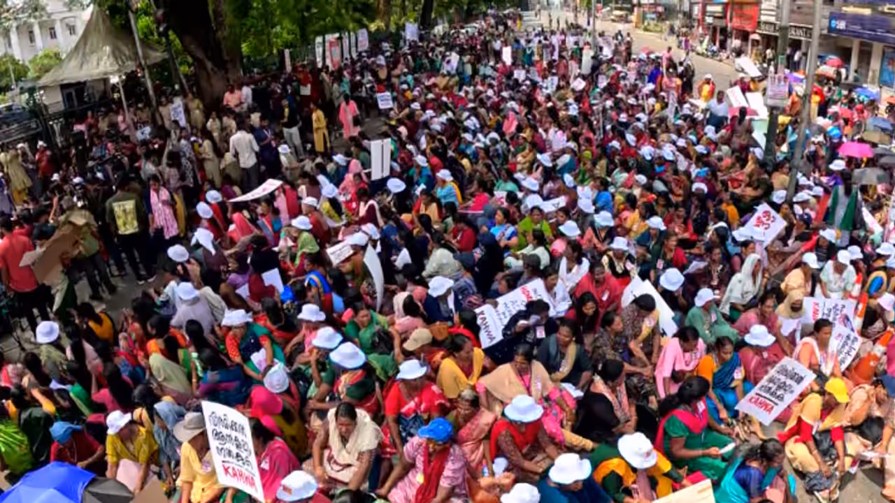 മൂന്നാം ഘട്ടത്തിലേക്ക് ആശമാരുടെ സമരം: ഈ മാസം 20 മുതൽ അനിശ്ചിതകാല നിരാഹാരം; മൂന്ന് പേർ സമരമിരിക്കും