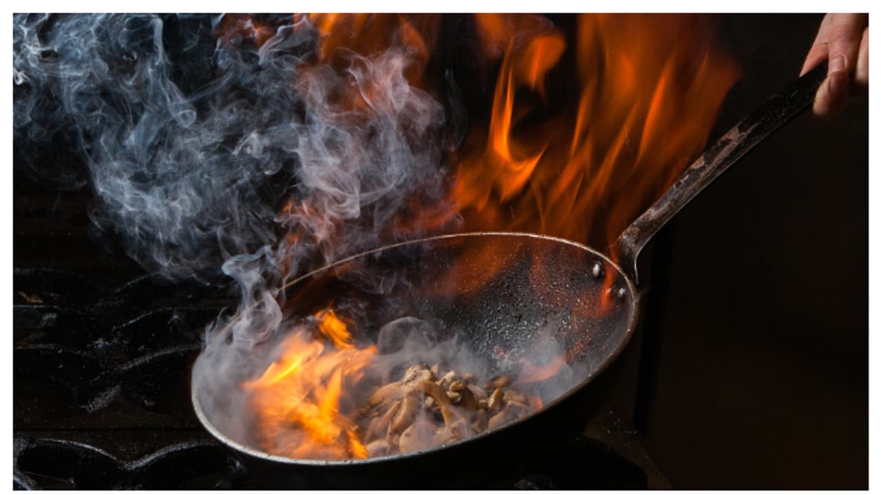 ഉരച്ച് കഴുകേണ്ട; കരിഞ്ഞ പാത്രങ്ങൾ സിംപിളായി വൃത്തിയാക്കാം, ഇത്രയേ ചെയ്യാനുള്ളൂ ഉരച്ച് കഴുകേണ്ട; കരിഞ്ഞ പാത്രങ്ങൾ സിംപിളായി വൃത്തിയാക്കാം, ഇത്രയേ ചെയ്യാനുള്ളൂ