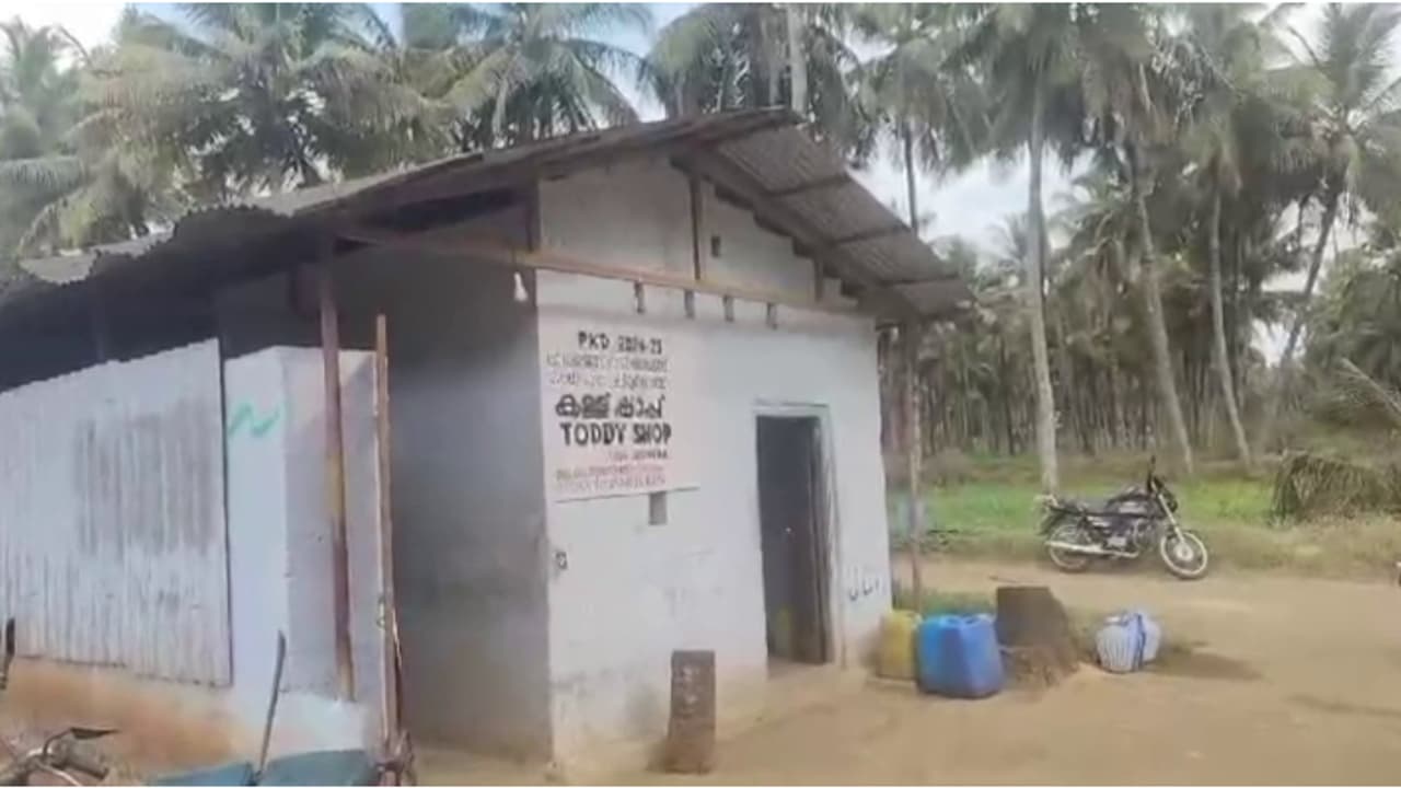 പാലക്കാട് വീണ്ടും കള്ളിൽ കഫ് സിറപ്പ്; 6 ഷാപ്പുകളിൽ കൃത്രിമത്വം, ലൈസൻസ് റദ്ദാക്കും പാലക്കാട് വീണ്ടും കള്ളിൽ കഫ് സിറപ്പ്; 6 ഷാപ്പുകളിൽ കൃത്രിമത്വം, ലൈസൻസ് റദ്ദാക്കും