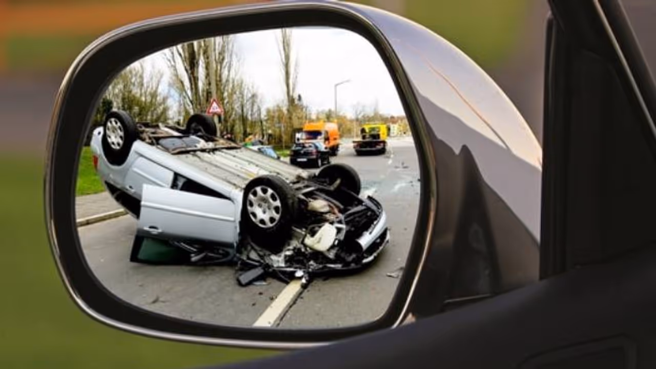 സത്യമറിഞ്ഞപ്പോൾ പൊട്ടിക്കരഞ്ഞു; അപകടത്തിൽ പെട്ടവരെ സഹായിച്ചവർക്ക് സമ്മാനവുമായി കടയുടമ, പക്ഷേ ട്വിസ്റ്റിങ്ങനെ