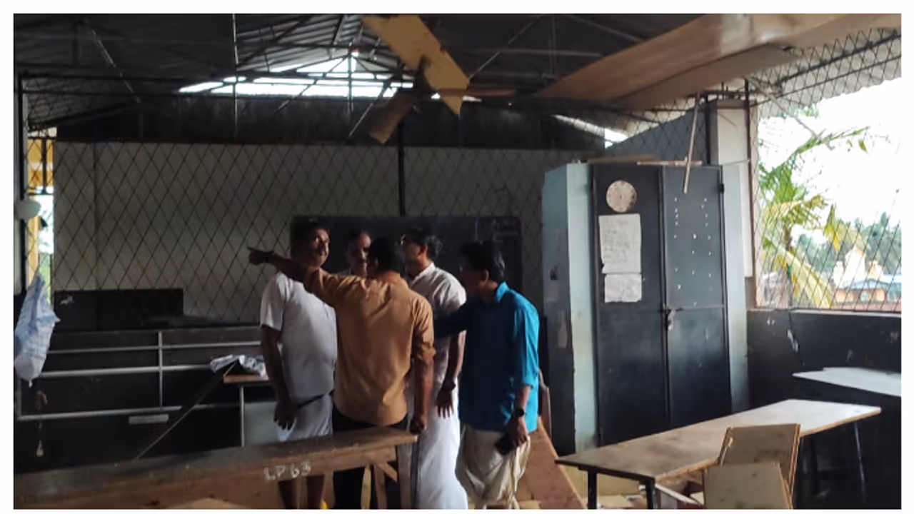 കാറ്റ് വീശിയപ്പോൾതന്നെ കുട്ടികളെ മാറ്റിയത് രക്ഷയായി, വാണിയമ്പലത്ത് കനത്ത മഴയിൽ സ്കൂളിന്റെ മേൽക്കൂര തകർന്നു
