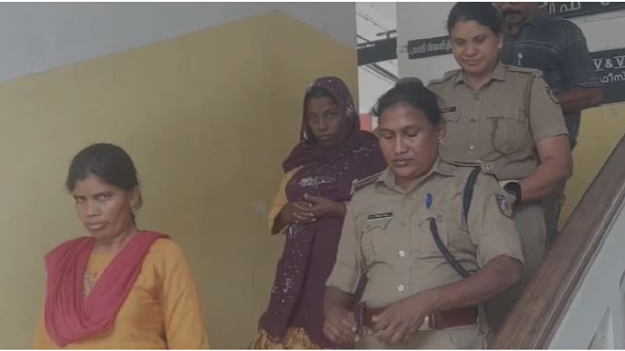 4 വയസുകാരിയെ കൊലപ്പെടുത്തി ബാഗിൽ ഉപേക്ഷിച്ച സംഭവം; പ്രതികൾക്ക് 18 വർഷം തടവുശിക്ഷയും പിഴയും വിധിച്ച് കോടതി 4 വയസുകാരിയെ കൊലപ്പെടുത്തി ബാഗിൽ ഉപേക്ഷിച്ച സംഭവം; പ്രതികൾക്ക് 18 വർഷം തടവുശിക്ഷയും പിഴയും വിധിച്ച് കോടതി