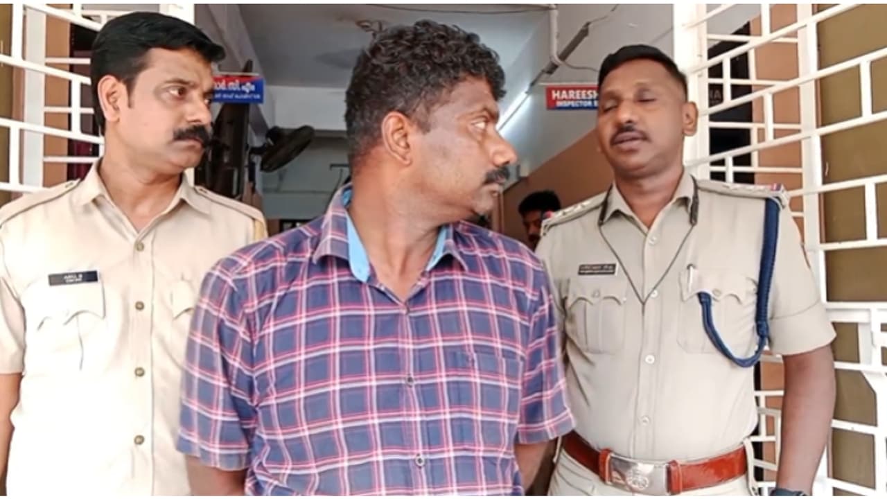 കൊല്ലം കൺട്രോൾ റൂമിൽ മുൻ സൈനികനെക്കുറിച്ച് പരാതി എത്തി, അന്വേഷിച്ചെത്തിയ പൊലീസുകാർക്ക് മർദ്ദനം; അറസ്റ്റ് കൊല്ലം കൺട്രോൾ റൂമിൽ മുൻ സൈനികനെക്കുറിച്ച് പരാതി എത്തി, അന്വേഷിച്ചെത്തിയ പൊലീസുകാർക്ക് മർദ്ദനം; അറസ്റ്റ്