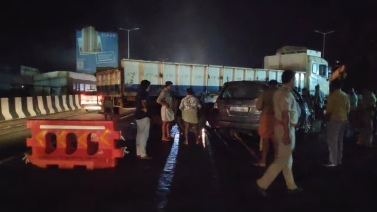 കോഴിക്കോട് ഇന്നോവ കാറും ലോറിയും കൂട്ടിയിടിച്ച് അപകടം; ഒരാൾ മരിച്ചു, നാല് പേർക്ക് പരിക്ക്