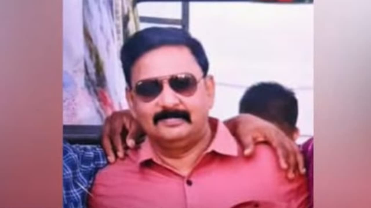 സഹായിയുടെ ഗൂഗിൾ പേ വഴി കൈക്കൂലി വാങ്ങി; തൊടുപുഴയിൽ പൊലീസ് ഉദ്യോഗസ്ഥൻ വിജിലൻസ് പിടിയിൽ സഹായിയുടെ ഗൂഗിൾ പേ വഴി കൈക്കൂലി വാങ്ങി; തൊടുപുഴയിൽ പൊലീസ് ഉദ്യോഗസ്ഥൻ വിജിലൻസ് പിടിയിൽ