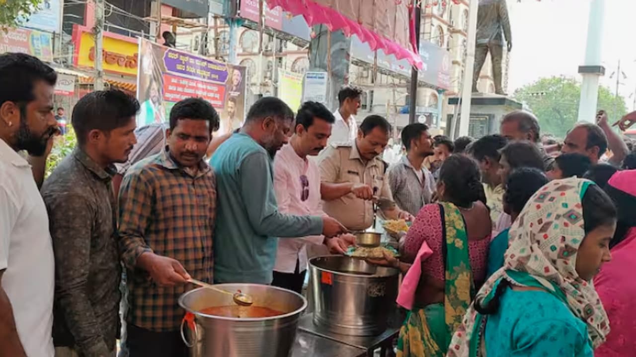 ಯುವರಾಜನ ಬರ್ತಡೇಗೆ ಗೌಜು ಗದ್ದಲ ಇಲ್ಲದೆ ಹೊಸಪೇಟೆ ಅಪ್ಪು ಫ್ಯಾನ್ಸ್ ಏನು ಮಾಡಿದ್ರು ನೋಡಿ!