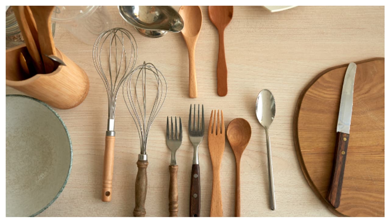 ഒറ്റയ്ക്കാണോ താമസം? അടുക്കളയിൽ ഈ പാത്രങ്ങൾ ഇല്ലെങ്കിൽ ഇരട്ടിപ്പണിയാകും; കാരണം ഇതാണ് 