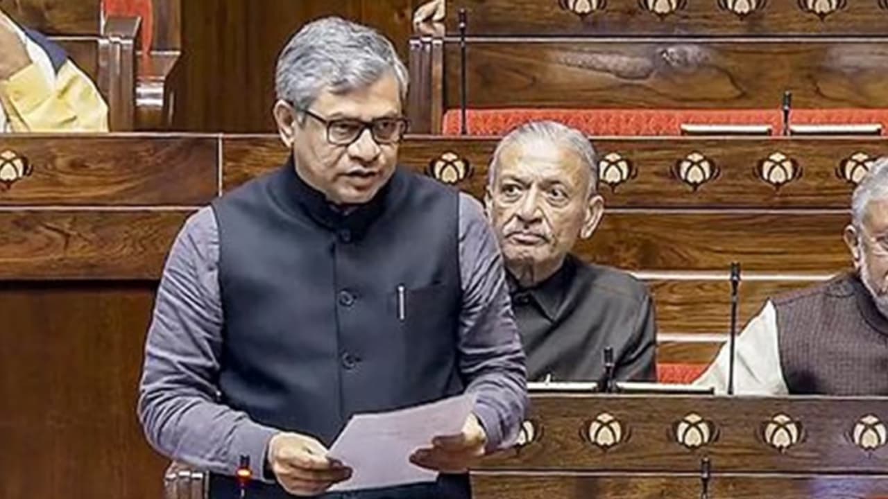 കേരളത്തിൽ റെയിൽവേയുടെ വികസനം: സംസ്ഥാന സർക്കാരിനെ കുറ്റപ്പെടുത്തി കേന്ദ്രമന്ത്രി: 'സ്ഥലമേറ്റെടുപ്പിൽ വീഴ്ച' കേരളത്തിൽ റെയിൽവേയുടെ വികസനം: സംസ്ഥാന സർക്കാരിനെ കുറ്റപ്പെടുത്തി കേന്ദ്രമന്ത്രി: 'സ്ഥലമേറ്റെടുപ്പിൽ വീഴ്ച'