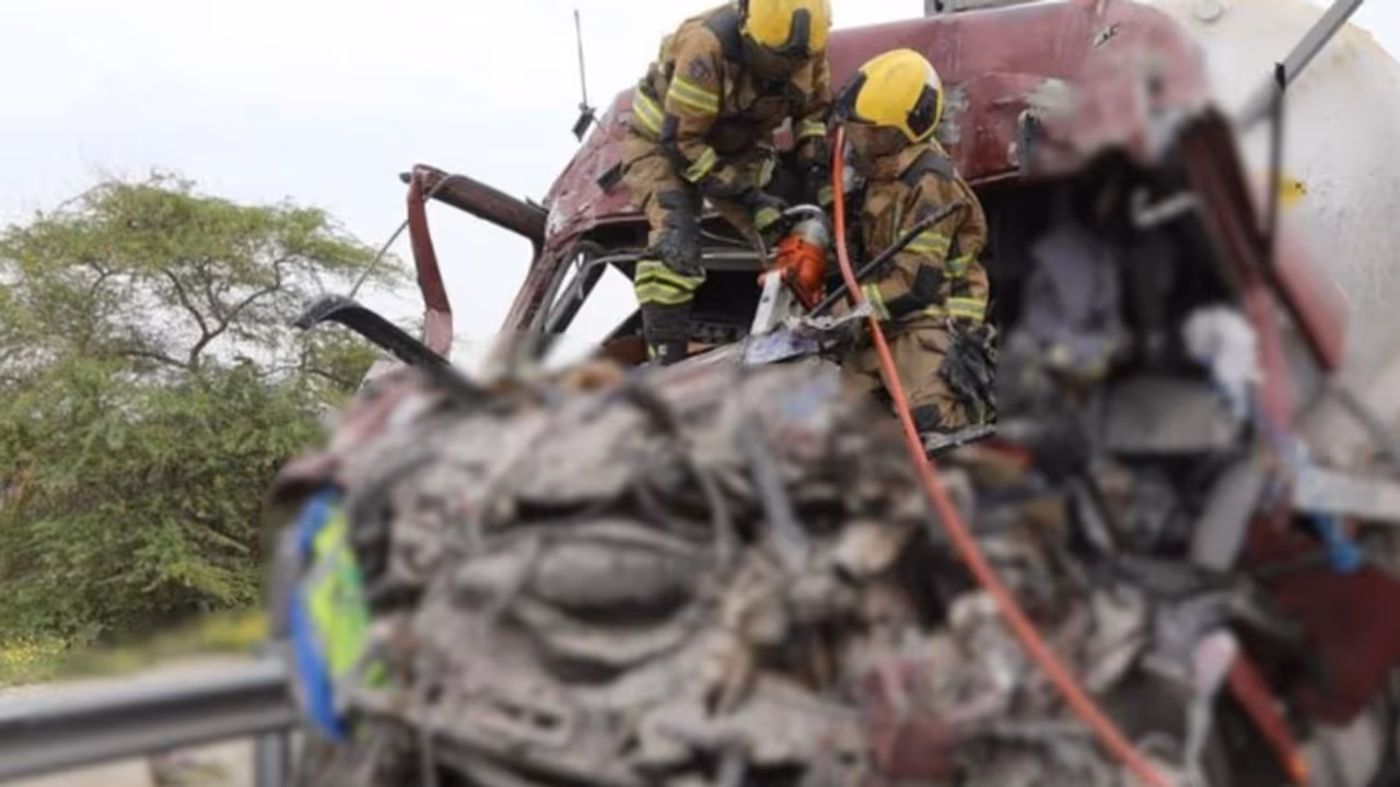 ഗ്യാസ് ടാങ്കറും ബുൾഡോസറും കൂട്ടിയിടിച്ച് അപകടം; പ്രവാസി ഡ്രൈവർ മരിച്ചു ഗ്യാസ് ടാങ്കറും ബുൾഡോസറും കൂട്ടിയിടിച്ച് അപകടം; പ്രവാസി ഡ്രൈവർ മരിച്ചു