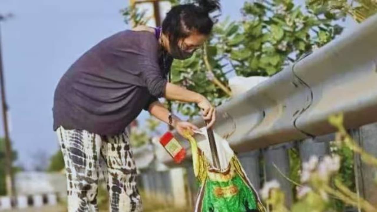 ജപ്പാനിൽ നിന്നും ഇന്ത്യയിലെത്തി, പുരിയിലെ ബീച്ച് വൃത്തിയാക്കുന്ന യോഗാധ്യാപിക ജപ്പാനിൽ നിന്നും ഇന്ത്യയിലെത്തി, പുരിയിലെ ബീച്ച് വൃത്തിയാക്കുന്ന യോഗാധ്യാപിക