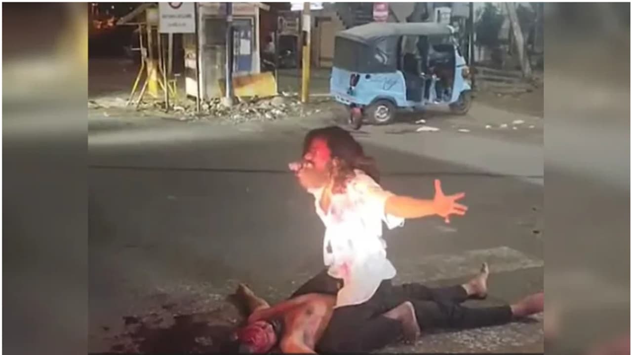 നടുറോഡിൽ യുവാക്കളുടെ 'കൊലപാതകം', പരിഭ്രാന്തരായി ആളുകൾ, പൊലീസ് എത്തിയപ്പോൾ റീൽസെടുക്കുകയാണെന്ന് മറുപടി