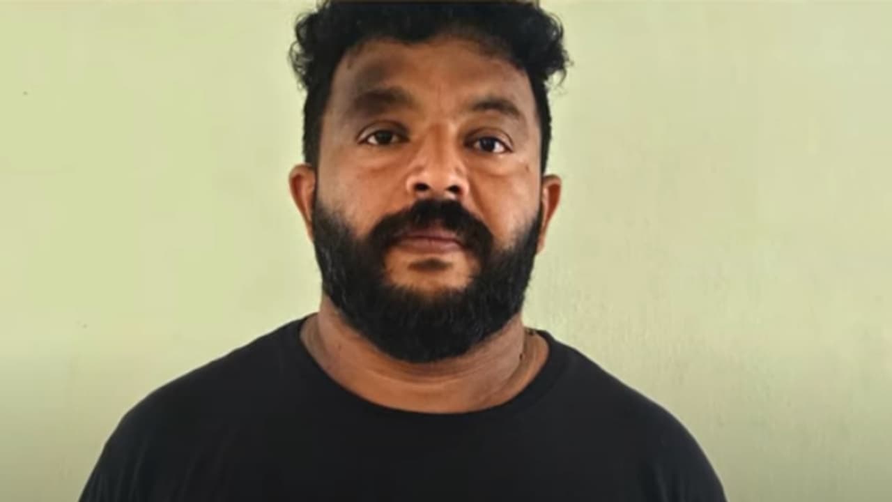 ലഹരി വിരുദ്ധ കൂട്ടായ്മയിലെ സജീവ പ്രവർത്തകൻ, അടിവസ്ത്രത്തിൽ ഒളിപ്പിച്ച 14 ഗ്രാം കഞ്ചാവുമായി അറസ്റ്റിൽ 