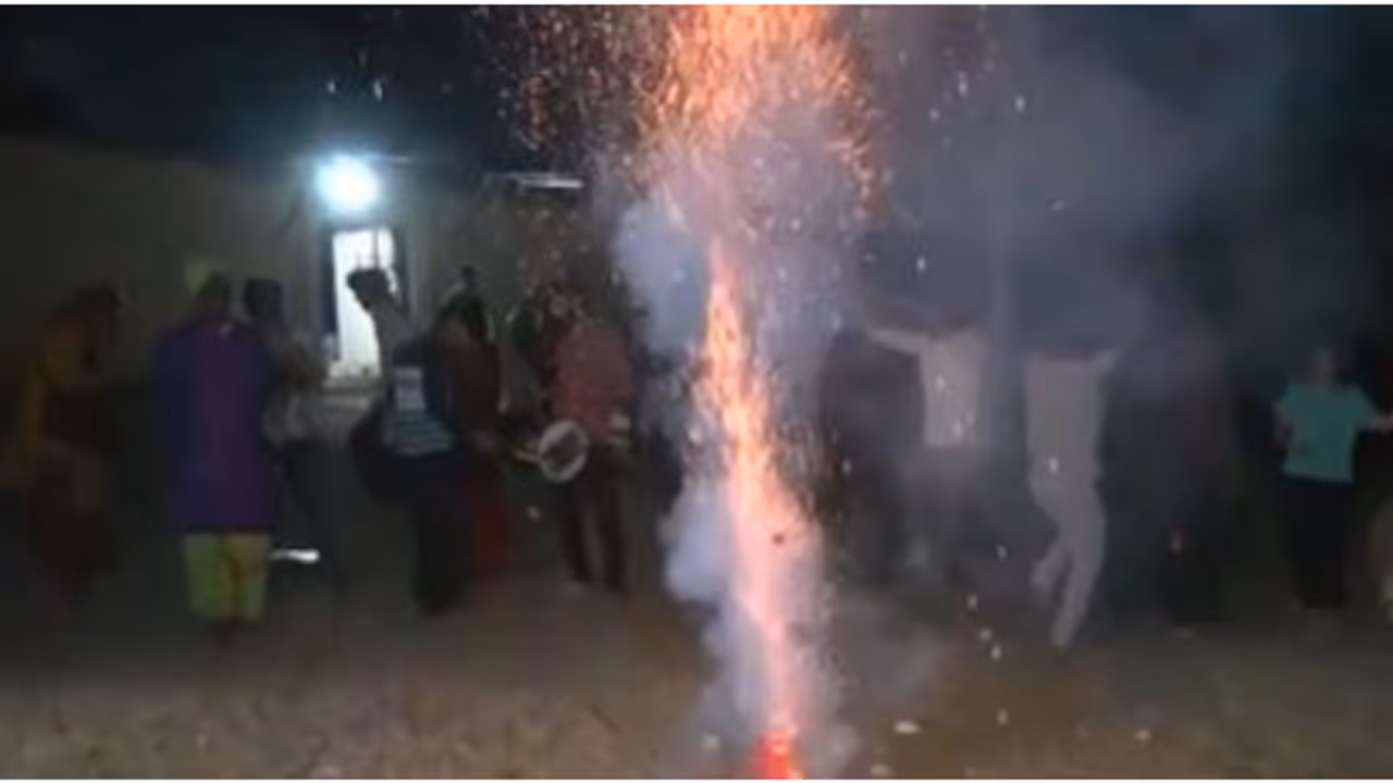 സുനിത വില്യംസിൻ്റെ മടങ്ങിവരവ്; ഇന്ത്യയിലും ആഘോഷം, ജന്മനാടായ ജുലാസൻ ഗ്രാമത്തിൽ പടക്കം പൊട്ടിച്ച് ആഘോഷം സുനിത വില്യംസിൻ്റെ മടങ്ങിവരവ്; ഇന്ത്യയിലും ആഘോഷം, ജന്മനാടായ ജുലാസൻ ഗ്രാമത്തിൽ പടക്കം പൊട്ടിച്ച് ആഘോഷം