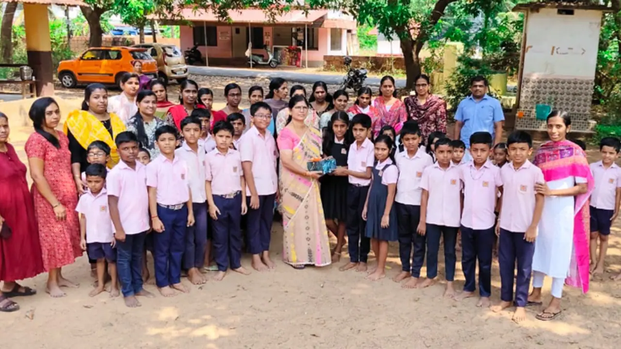വായനയാണ് ലഹരിയെന്ന സന്ദേശവുമായി കുരുന്നുകൾ; യാത്രയയപ്പിന് സ്വരൂപിച്ച തുക കൊണ്ട് സ്കൂളിലേക്ക് പുസ്തകങ്ങൾ വാങ്ങി വായനയാണ് ലഹരിയെന്ന സന്ദേശവുമായി കുരുന്നുകൾ; യാത്രയയപ്പിന് സ്വരൂപിച്ച തുക കൊണ്ട് സ്കൂളിലേക്ക് പുസ്തകങ്ങൾ വാങ്ങി